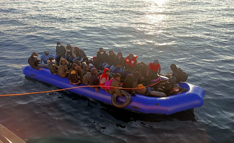 İzmir açıklarında 63 göçmen yakalandı, 33 göçmen kurtarıldı