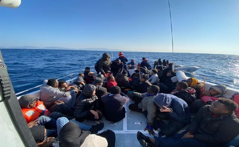 İzmir açıklarında 77 göçmen kurtarıldı