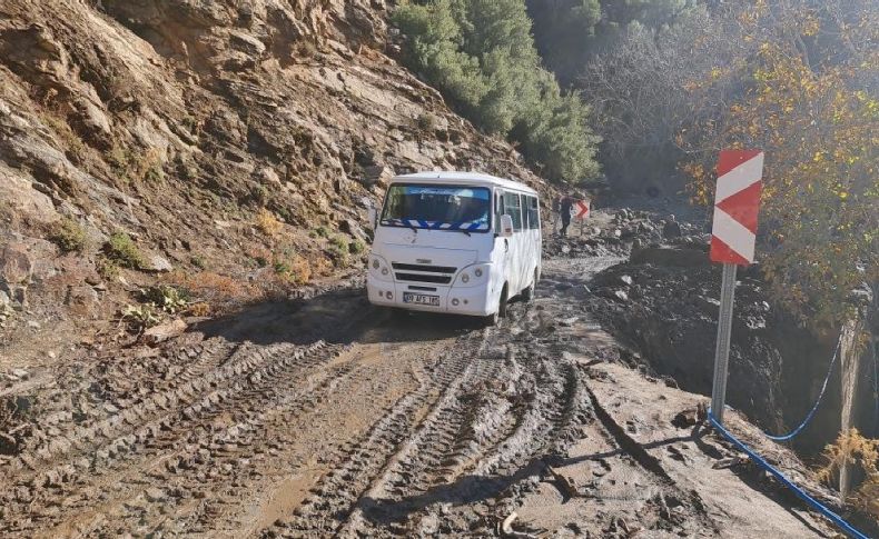 İzmir'de aşırı yağış sonrası oluşan heyelan yolu kapattı