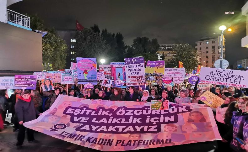 İzmir'de kadınlar şiddete karşı yürüdü