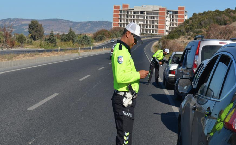 İzmir'de trafik denetimleri hız kesmeden devam ediyor