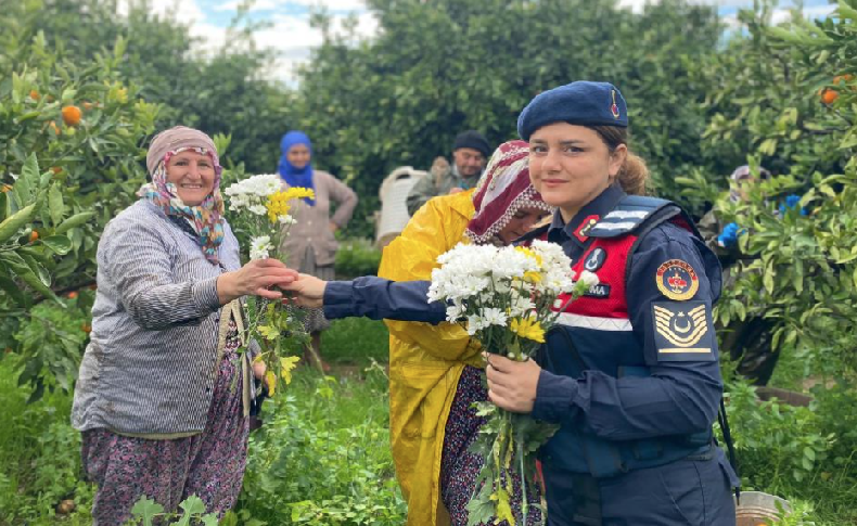 İzmir jandarması, mandalina bahçelerindeki kadınlarla buluştu