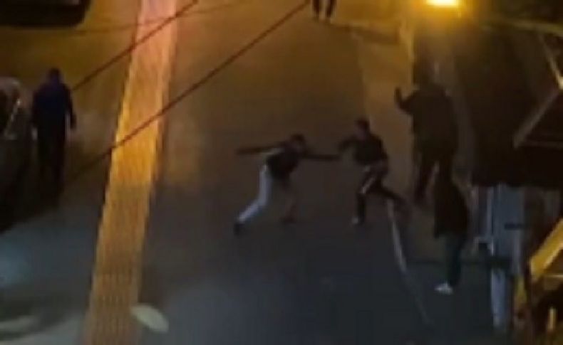 İzmir’de 2 kişinin yaralandığı sokak ortasındaki bıçaklı kavga kamerada
