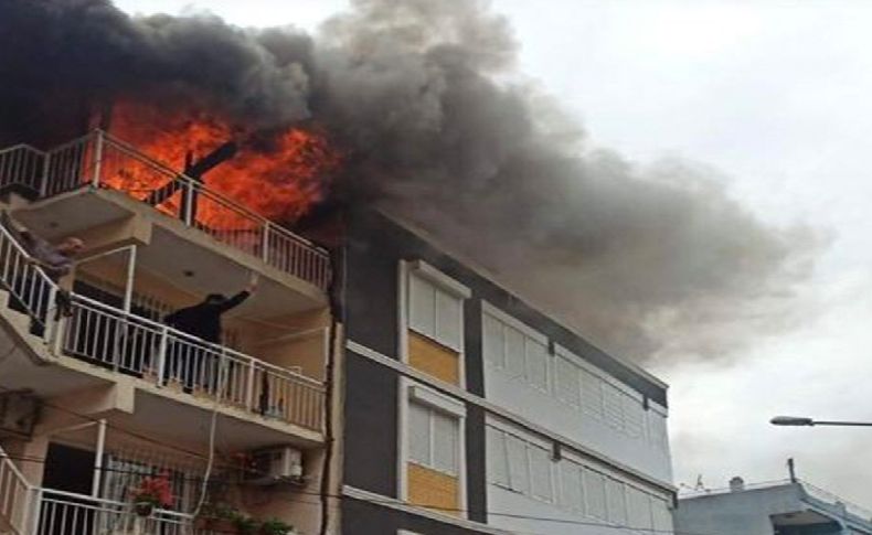İzmir’de 4 katlı binanın çatı katı alev alev yandı