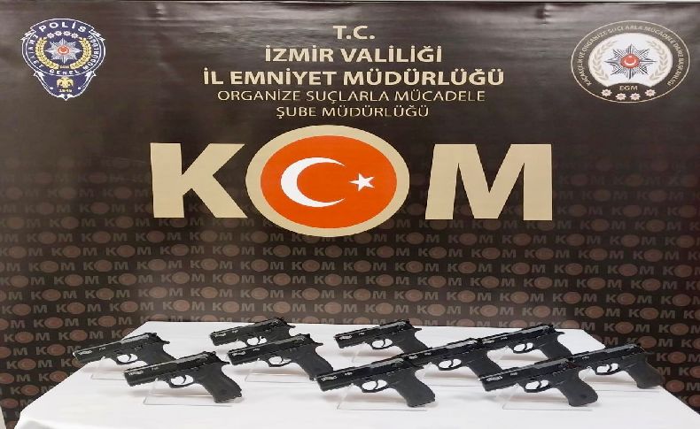İzmir’de baskın yapılan evde çok sayıda tabanca ele geçirildi