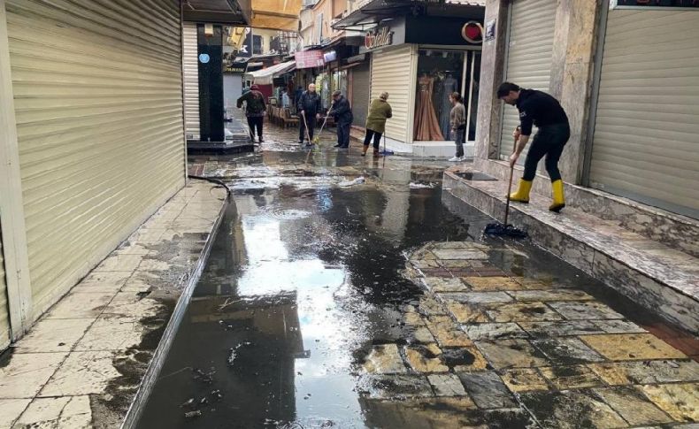 İzmir’de esnafın yağmur çilesi
