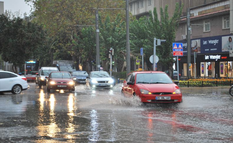 İzmir’de etkili olan sağanak caddeleri göle çevirdi