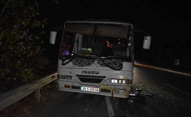 İzmir’de iki servis aracı çarpıştı:  2’si ağır 17 yaralı