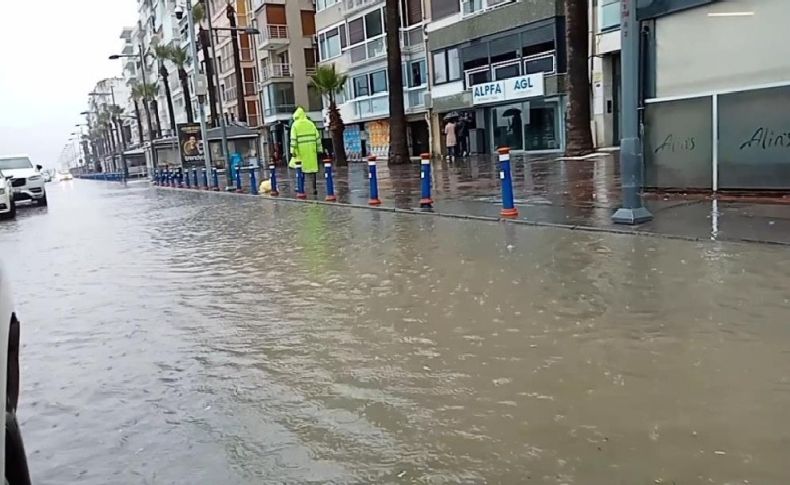 İzmir'de sağanak etkili oldu! Kordon sular altında!