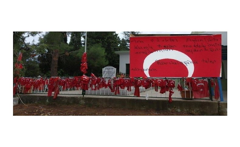 Türk bayrağının üstüne isim yazıp türbeye astılar