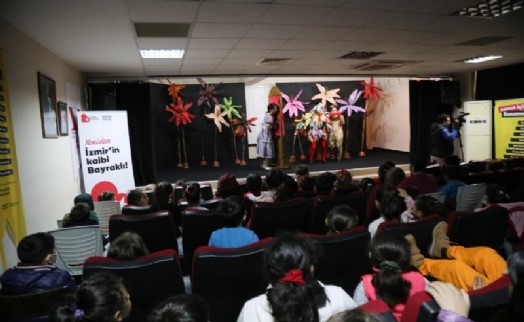 Bayraklılı çocuklar tiyatro festivalinde doyasıya eğlendi