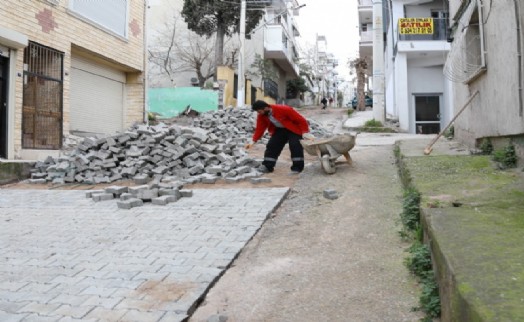 Bayraklı’nın sokakları kilit parke ile yenileniyor