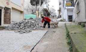 Bayraklı’nın sokakları kilit parke ile yenileniyor