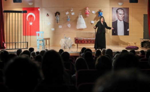 Buca'da “Ben Kimim” tiyatro oyununa yoğun ilgi