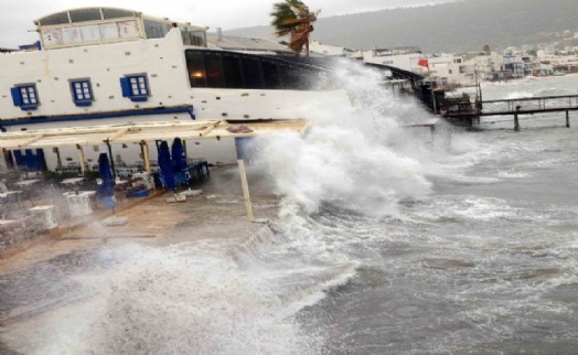 Evler, dükkanlar sular altında kaldı: Lodos Bodrum'u vurdu