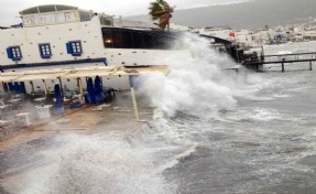 Evler, dükkanlar sular altında kaldı: Lodos Bodrum'u vurdu