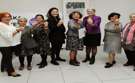 Karşıyaka'da haklarını öğrenen kadınlar sertifikalarını aldı