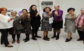 Karşıyaka'da haklarını öğrenen kadınlar sertifikalarını aldı