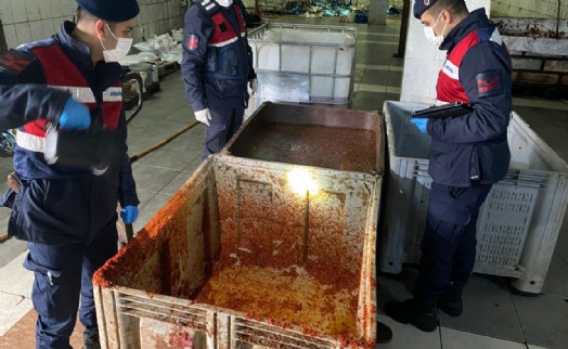 Hayvan besi çiftliğinde mide bulandıran salça üretimi