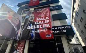 İlçe başkanlıklarına da asılacak: CHP İzmir binasına dev pankart