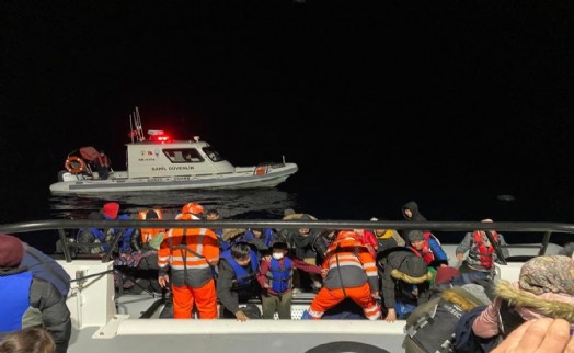 İzmir açıklarında 49 düzensiz göçmen kurtarıldı