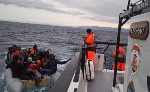 İzmir açıklarında 59 göçmen kurtarıldı