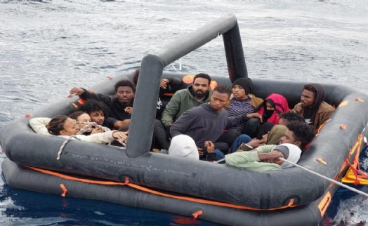 İzmir açıklarında 84 göçmen kurtarıldı, 26 göçmen yakalandı