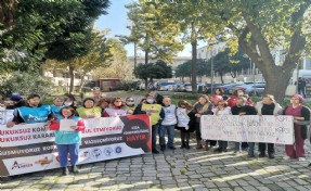 İzmir'de 2 aile hekiminin işten çıkarılması protesto edildi