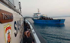 İzmir'de 50 göçmen kurtarıldı, 155 göçmen ve 3 göçmen kaçakçısı şüphelisi yakalandı