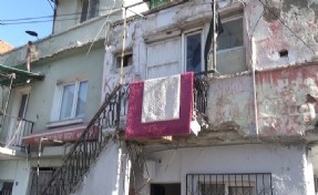 İzmir'de balkonun çökme anı kamerada