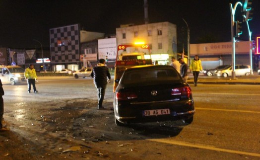 İzmir'de çarpışan 2 otomobilden 1'i gece kulübüne daldı: 5 yaralı
