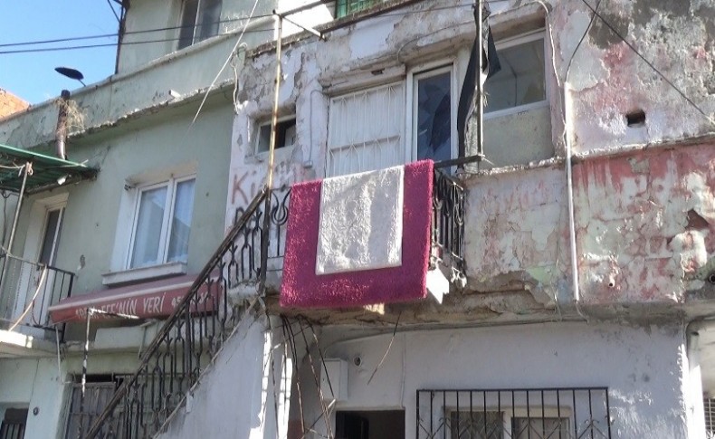 İzmir'de çöken balkondan düşen 1 kişi yaralandı