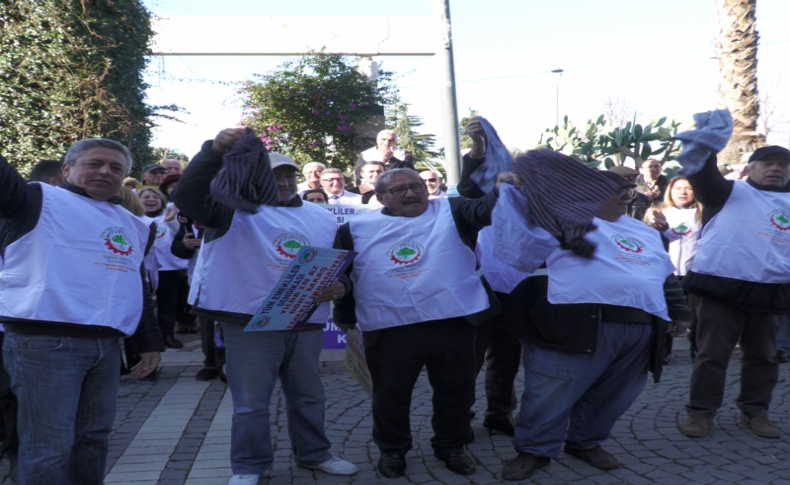 İzmir'de emeklilerden 'donlu' protesto