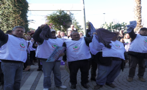 İzmir'de emeklilerden 'donlu' protesto
