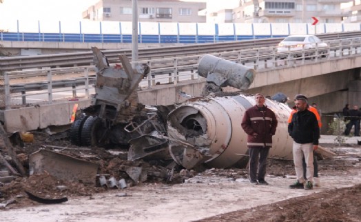 İzmir'de feci kaza! Beton mikseri viyadükten uçtu