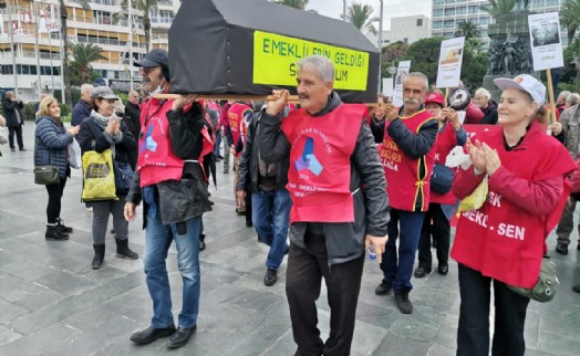 İzmir'de kefen giyip tabut taşıyan emekliler hükümete tepki gösterdi