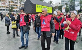 İzmir'de kefen giyip tabut taşıyan emekliler hükümete tepki gösterdi