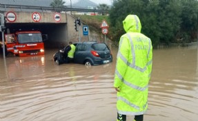 İzmir'de selde araçlar mahsur kaldı