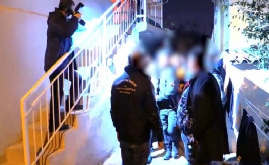 İzmir'de şok evlerine polis baskını: 91 kaçak göçmen ve 5 organizatör yakalandı