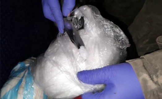 İzmir polisinden uyuşturucu sevkiyatına darbe: 1 kilo metamfetamin ele geçirildi