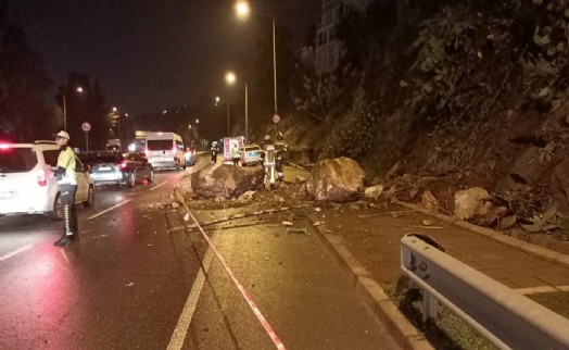 Altınyol'da faciadan dönüldü! Yamaçtan kopan kaya parçaları yola düştü