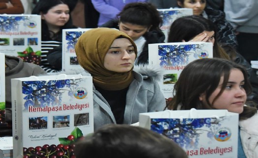 Kemalpaşa'da öğrencilere kitap desteği