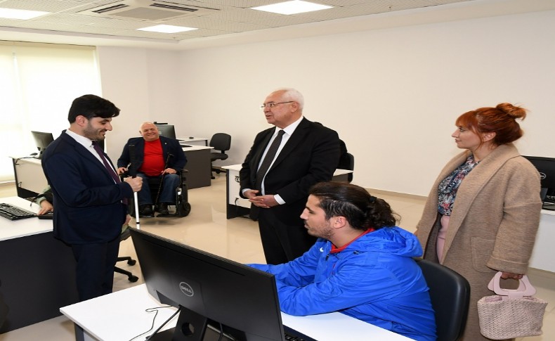 Karabağlar'da görme engelliler için bilgisayar kursu