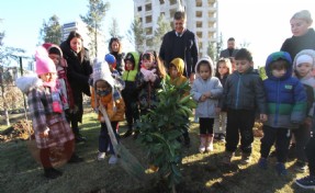 Başkan Tugay, miniklerle fidan dikti!