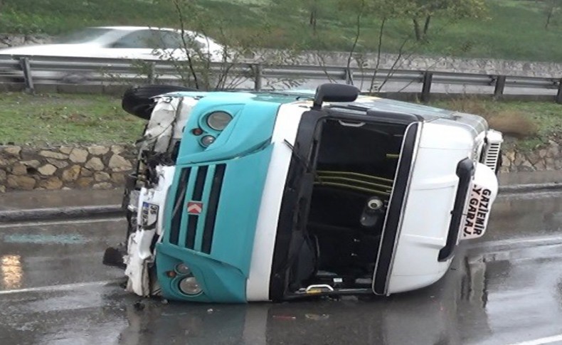 İzmir'de yolcu minibüsü devrildi