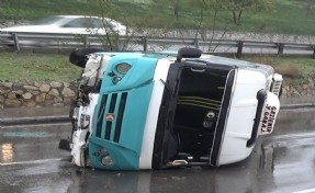 İzmir'de yolcu minibüsü devrildi