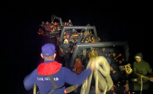 Yunanistan’ın ölüme ittiği 182 göçmen kurtarıldı