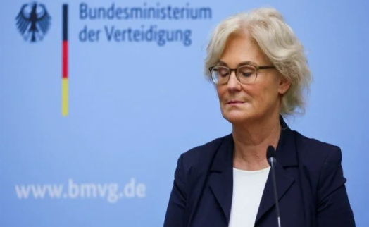 Almanya Savunma Bakanı istifa etti