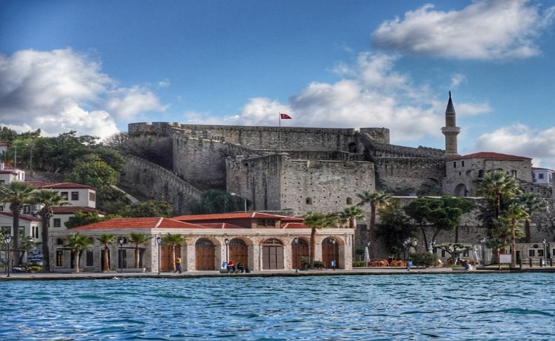 Atıl durumdaki Çeşme Gümrük Binası ilçeye kazandırılıyor