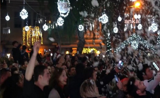 Çeşme'de yeni yıl sokak partileriyle kutlandı